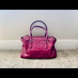 Stunning Tory Burch maroon handbag. This bag is perfect as a daily use bag.